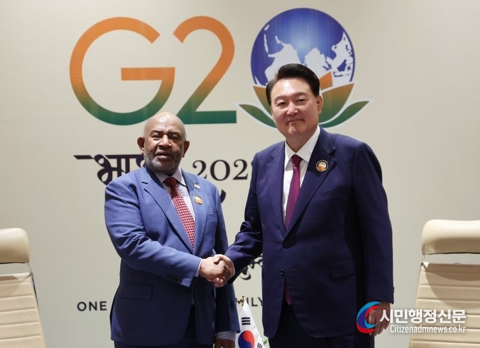 President Yoon Seok-yul (right) takes a commemorative photo with Comoros President Azali Assoumani during the Korea-Comoros summit at the International Exhibition Center in New Delhi, India, on Sept. 9 (local time).