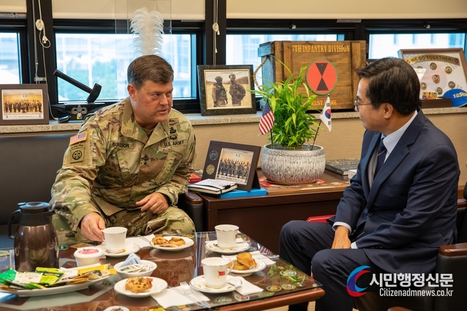 Governor Kim Dong-yeon of Gyeonggi Province (right) talks with Paul LaCamera, Commander of the U.S. Forces Korea at Camp Humphreys in Pyeongtaek./ Courtesy of Gyeonggi Province