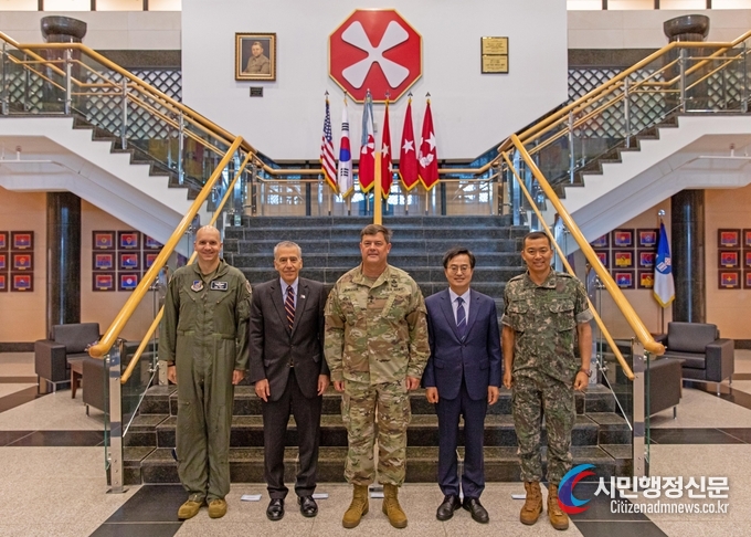Governor Kim Dong-yeon of Gyeonggi Province (second from right) poses with Ambassador Goldberg, Commander LaCamera of the U.S. Forces Korea, Commander Burleson III of the Eighth U.S. Army, and Deputy Commander Keeney of the Seventh Air Force, at Camp Humphreys in Pyeongtaek./ Courtesy of Gyeonggi Province