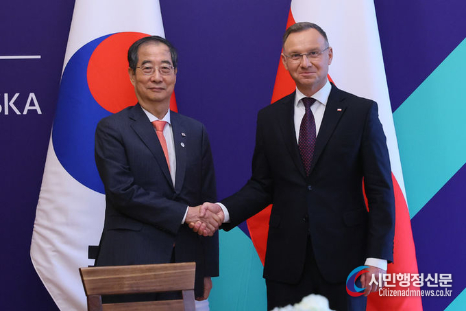 Prime Minister Han Duck-soo (left) meets with Polish President Andrzej Duda at the bilateral talks in Poland, on Sept. 14 (local time). / Courtesy of the Prime Minister's Office