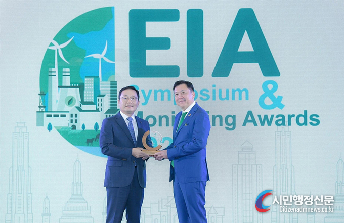POSCO Thainox claimed the Minister of Natural Resources and Environment Award at the ‘2023 Environmental Impact Assessment Monitoring Awards’ on July 19th at Bangkok’s Asawin Grand Convention Hotel. A commemorative photograph features Shin Hyung-gu (left), President of POSCO Thainox, alongside Vice-minister Jatuporn Buruspat of Thailand’s Department of Natural Resources and Environment.