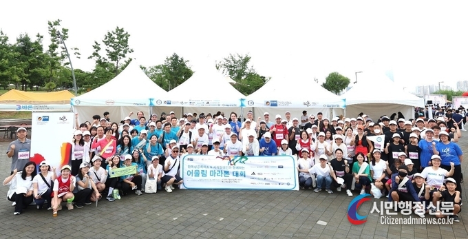 Participants of KGCCI Joint CSR ‘140 Guide Walkers’ pose for a group photo. / Courtesy of KGCCI
