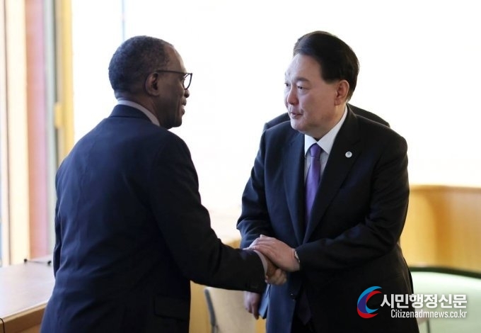 President Yoon Suk-yeol (right) shakes hands with the Prime Minister Philip Joseph Pierre of Saint Lucia before holding the summit on Sept. 18.