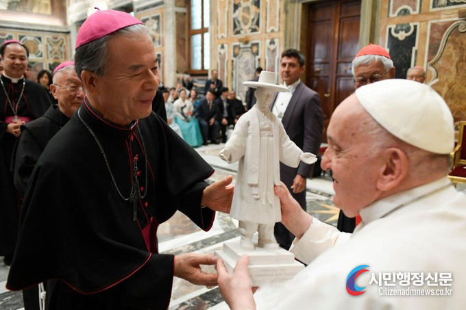 A delegation from the Catholic Church in Korea, including Bishop Yong-hoon Lee (left), president of the Korean Catholic Bishops' Conference, presented a model of the statue of Father Kim Tae-gon to Pope Francesco (right). / By Photo Editor Paik Nam-sik of Diplomacy Journal