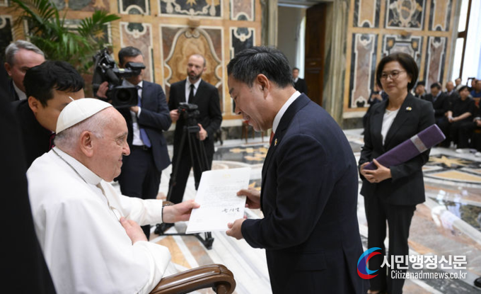 Kang Seung-gyu, head of the Office of the President for Civil Society, paid a courtesy call on Pope Francesco at the Vatican on Nov. 16 (local time) and delivered a letter of greeting from President Yoon Suk-yeol./ By Photo Editor Paik Nam-sik of Diplomacy Journal