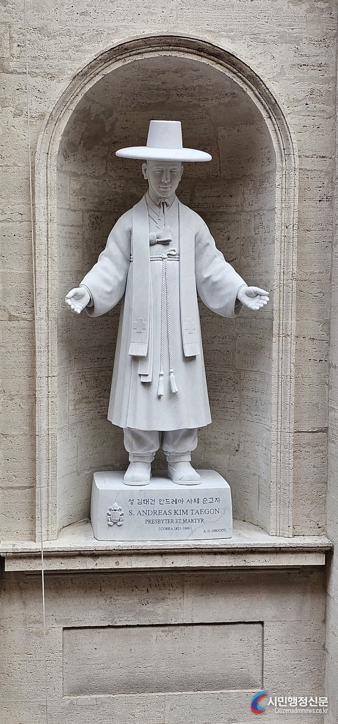 Statue of Saint Andrew Kim Tae-gon, the first Korean Catholic priest/ By Photo Editor Paik Nam-sik of Diplomacy Journal