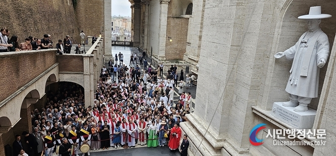 A blessing ceremony was held in St. Peter's Basilica at the Vatican to unveil a statue of the first Korean priest, Father Saint Andrew Kim Tae-gon (1821-1846) on April 16 at 4:30 p.m. local time./ By Photo Editor Paik Nam-sik of Diplomacy Journal