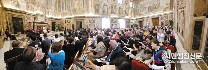 A blessing ceremony gets underway in St. Peter's Basilica at the Vatican to unveil a statue of the first Korean priest, Father Saint Andrew Kim Tae-gon./ By Photo Editor Paik Nam-sik of Diplomacy Journal