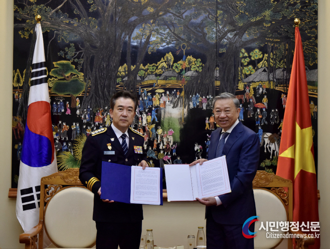 Korean National Police Agency Commissioner Yoon Hee-geun (left) poses with Minister of Public Security Dung Lum of Vietnam on June. 5, expressing interest in obtaining an exit visa from Da Nang Immigration Office. / Courtesy of KNPA