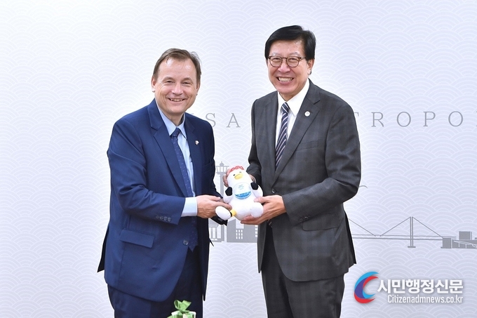 Busan City Mayor Park Heong-joon (right) meets with Georg Wilfried Schmidt, the new Ambassador of Germany to the Republic of Korea, at City Hall to discuss ways of interaction and cooperation between Busan and Germany on Sept. 21.
