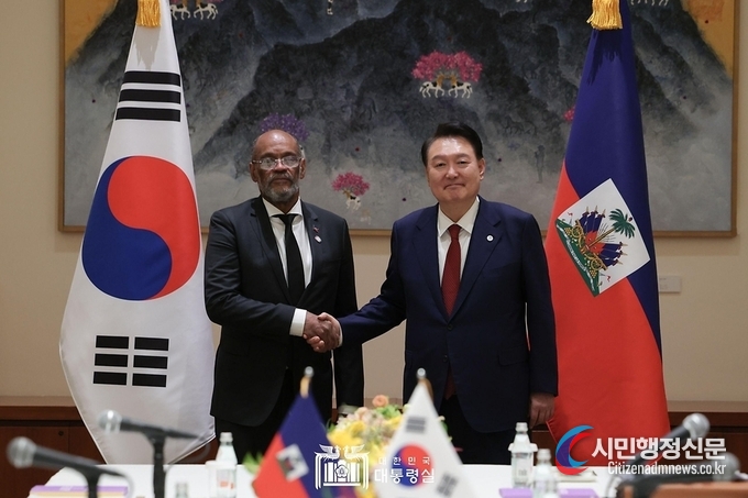 President Yoon Suk-yeol (right), who is visiting the United States, takes a photo with Haitian Prime Minister Ariel Henry during the South Korea-Haiti summit in New York on Sept. 21 (local time).