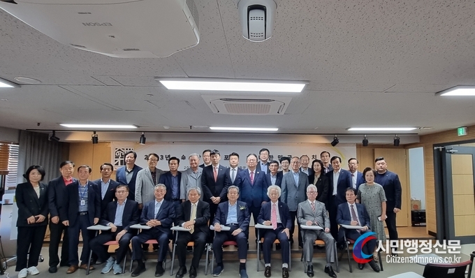 명세재포럼 후 기념촬영을 하고 있다. 사진제공 명세재포럼