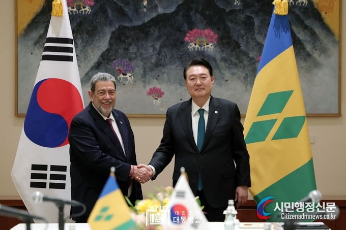 President Yoon Seok-yul (right) shakes hands with Prime Minister Ralph Everard Gonsalves before holding the Korea-Saint Vincent and the Grenadines summit on Sept. 22./ Courtesy of the Presidential Office