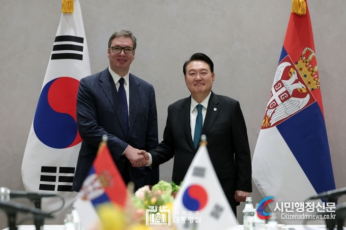 President Yoon Seok-yul (right) shakes hands with Serbian President Aleksandar Vucic before holding the Korea-Serbia summit on Sept. 22. /Courtesy of the Presidential Office