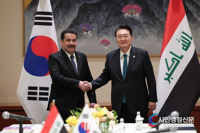 President Yoon Suk-yeol (right) shakes hands with Iraqi Prime Minister Muhammad Shia’ Al-Sudani before holding the Korea-Iraq Summit on Sept. 22. /Courtesy of the Presidential Office