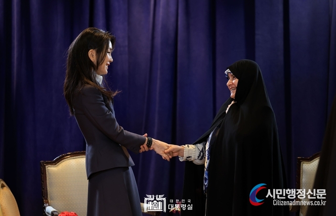 First Lady Kim Keon-hee (left) holds a meeting with Mrs. Jamileh Alamolhoda, the spouse of the President of Iran on Sept. 20./ The Office of the President