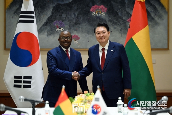  President Yoon Suk-yeol (right) shakes hands with President Umaro Sissocu Embalo before holding the Korea-Guinea-Bissau summit on Sept. 21./ Courtesy of the Presidential office