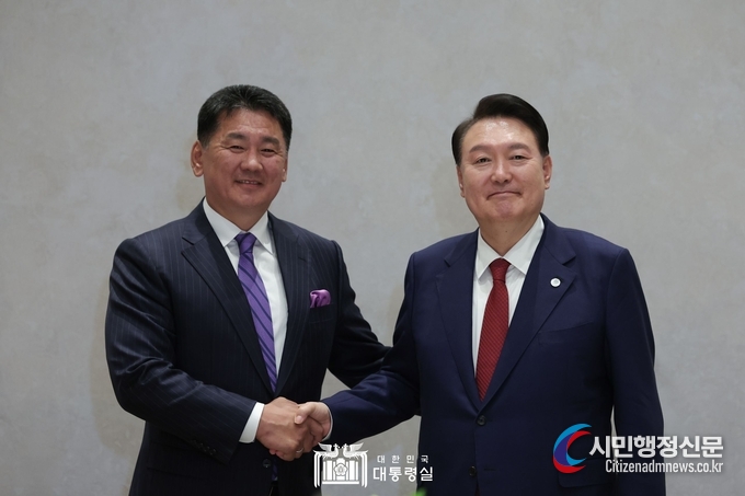 President Yoon Suk-yeol (right) shakes hands with President Ukhnaa Khurelsukh before holding a bilateral meeting on Sept. 21. / Courtesy of the Presidential Office.