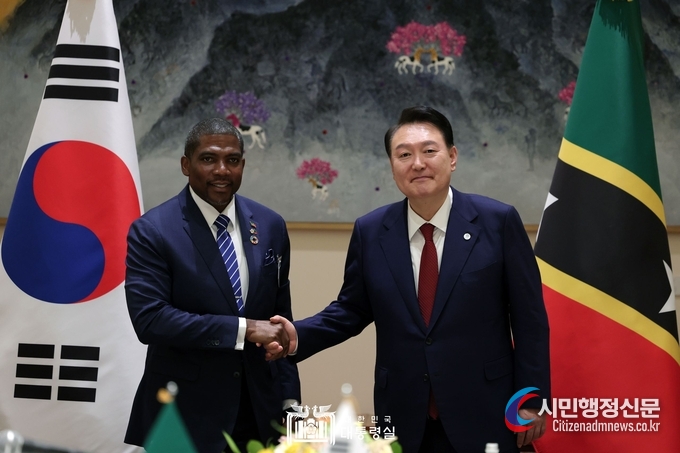 President Yoon Suk-yeol (right) shakes hands with Prime Minister Terence Drew before holding the Korea-Saint Kitts and Nevis summit on Sept. 21/ Courtesy of the Presidential Office