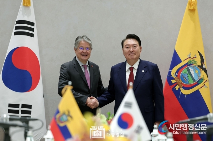 President Yoon Suk-yeol (right) shakes hands with President Guillermo Lasso before holding the Korea-Ecuador summit on Sept. 21./ Courtesy of the Office of the President.