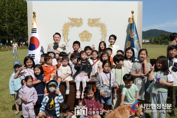 President Yoon Suk-yeol and First Lady Kim Keon-hee take a photo with children during a visit to the Paldo Market at the Yongsan Children's Garden in Seoul on Sept. 24./ Courtesy of the Office of the President.