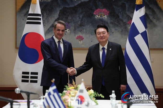 President Yoon Suk-yeol (right) shakes hands with Prime Minister Kyriakos Mitsotakis before holding the Korea-Greece summit on Sept. 20./ Courtesy of the Office of the President<br>
