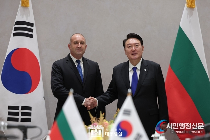 President Yoon Suk-yeol (right) shakes hands with Bulgarian President Rumen Radev before holding the Korea-Bulgaria summit on Sept. 20./ Courtesy of the Presidential Office