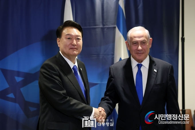 President Yoon Suk-yeol (left) shakes hands with Israeli Prime Minister Benjamin Netanyahu before holding the Korea-Israel summit on Sept. 20./ Courtesy of the Presidential Office