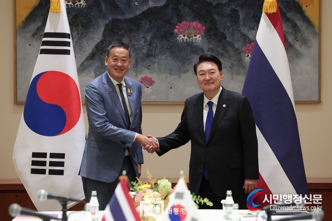 President Yoon Suk-yeol (right) shakes hands with Thai Prime Minister Srettha Thavisin before holding the South Korea-Thailand summit on Sept. 20./ Courtesy of the Presidential office