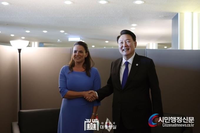 President Yoon Suk-yeol (right) shakes hands with Hungarian President Katalin Novak before holding the Korea-Hungary summit on Sept. 20./ Courtesy of the Presidential Office
