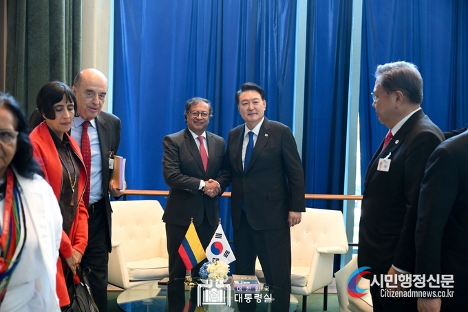 President Yoon Suk-yeol (right) shakes hands with Colombian President Gustavo Francisco Petro Urrego before holding the Korea-Colombia summit on Sept. 20./ Courtesy of the Presidential Office