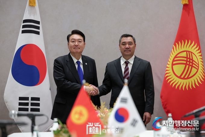 President Yoon Suk-yeol (left) holds a bilateral meeting with President Sadyr Japarov of Kyrgyzstan on Sept. 20./ Courtesy of the Presidential Office