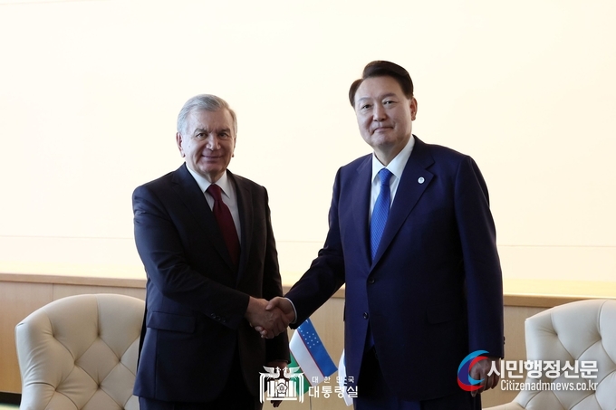President Yoon Suk-yeol (right) holds a bilateral summit with Uzbek President Shavkat Mirziyoyev on Sept. 19./ Courtesy of the Office of the President