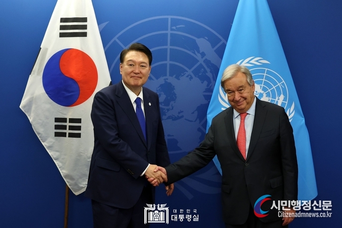 President Yoon Suk-yeol (left) meets with UN Secretary-General António Guterres on Sept. 19./ Courtesy of the Office of the President
