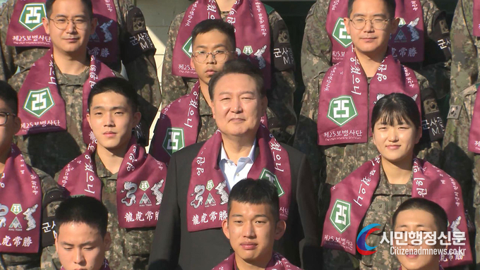 President Yoon Suk-yeol poses with soldiers while visiting the Army's 25th Infantry Division on the front lines of the Western Front to commend the soldiers for their efforts in vigilant operations on Oct. 1./ Courtesy of the Presidential Office