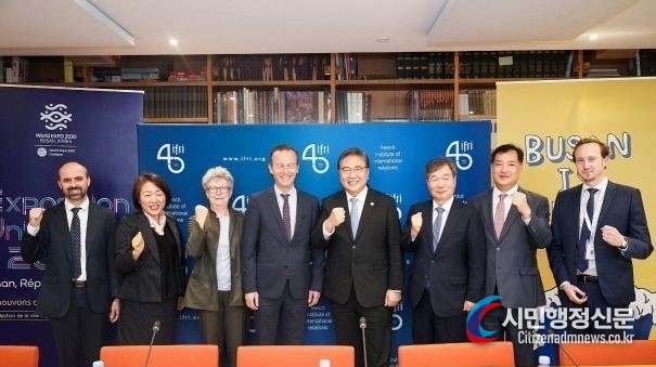 Foreign Minister Park Jin (fifth from the left) takes a commemorative photo with global experts at IFRI roundtable held in France on Sept. 29.