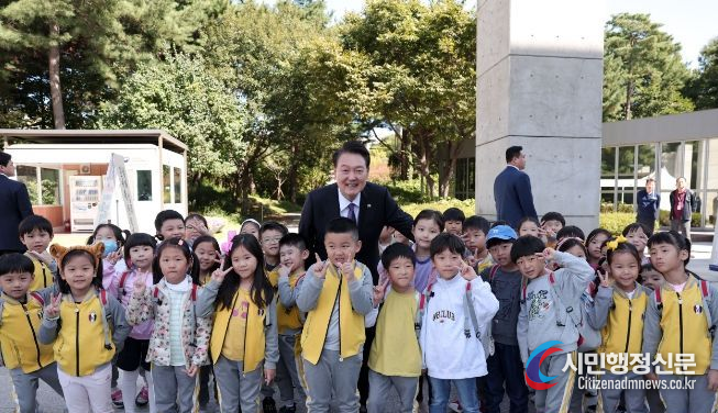 President Yoon Suk-yeol takes a commemorative photo with children after a surprise visit to the National Hangeul Museum to mark Hangeul Week on Oct. 5./ Courtesy of the Presidential Office