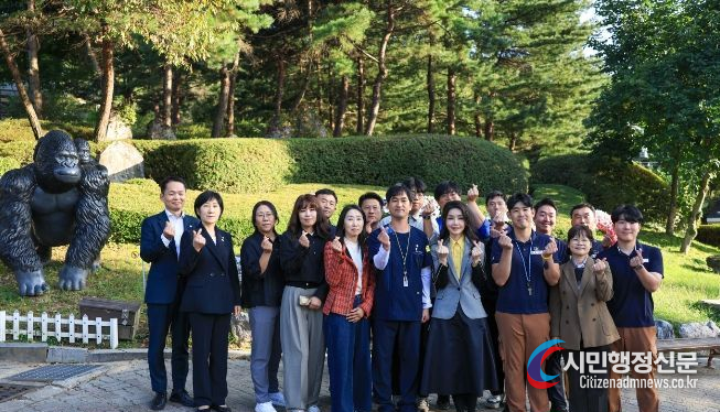 First Lady Kim Keon-hee visits Cheongju Zoo in Cheongju, Chungcheongbuk-do, South Korea, to inspect various facilities and activities to promote animal welfare and to encourage officials on Oct. 5./ Courtesy of the Presidential Office