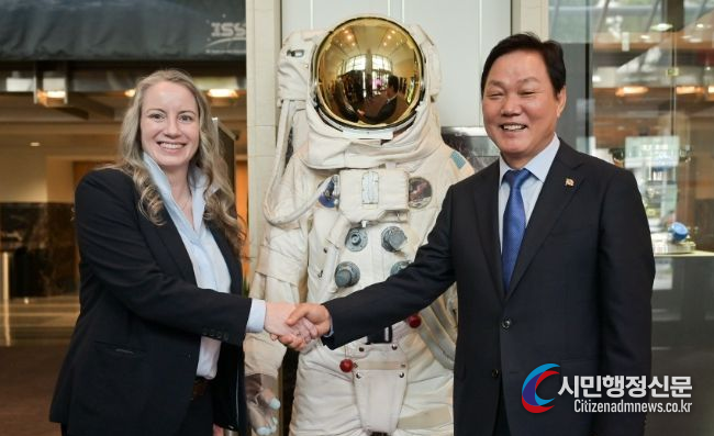 Gyeongsangnam-do Governor Park Wan-soo (right) shakes hands with Meredith Mckay, deputy administrator of NASA Headquarters, during his visit to NASA on Oct. 5.