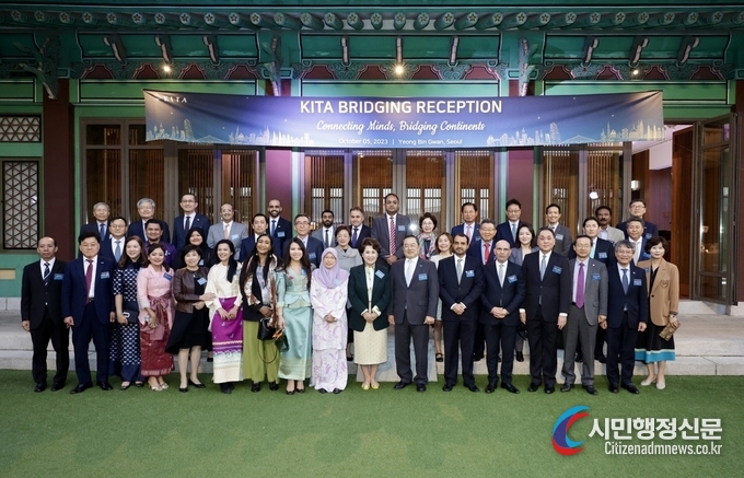 Christopher Koo (7th from the right), chairman of the Korea International Trade Association (KITA), and other participants in the 'ASEAN-Middle East Ambassadors' Networking Dinner' organized by the KITA pose for the camera at Shilla Hotel in Jung-gu, Seoul, on October 5.