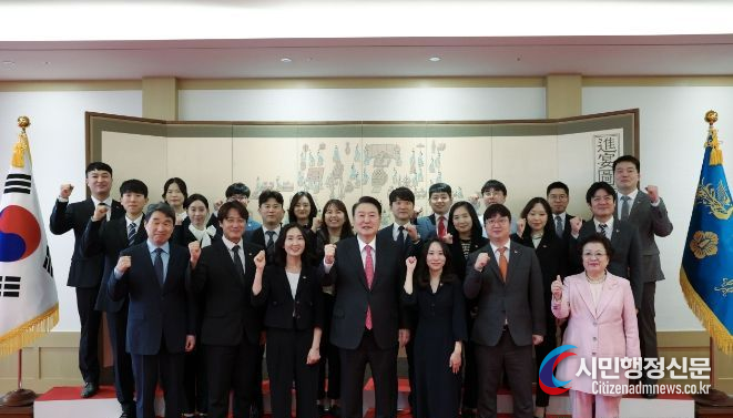 President Yoon Suk-yeol poses with teachers in the field at a meeting to discuss the revision of Act 4 on the Protection of Teaching Rights on Oct. 6. / Courtesy of the Presidential Office