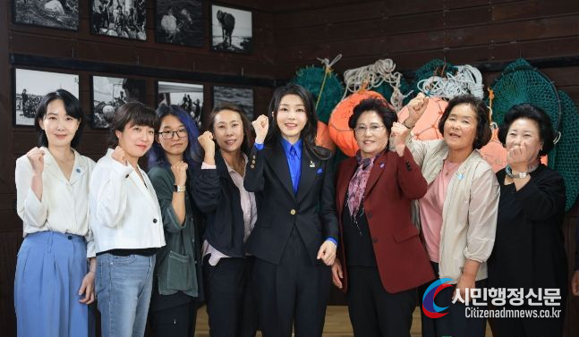 First Lady Kim Keun-hee (fifth from the left) poses with Haenyeo (female divers) at the Haenyeo Rest House in Jongdal fishing village, Jeju City on Oct. 6./ Courtesy of the Presidential Office