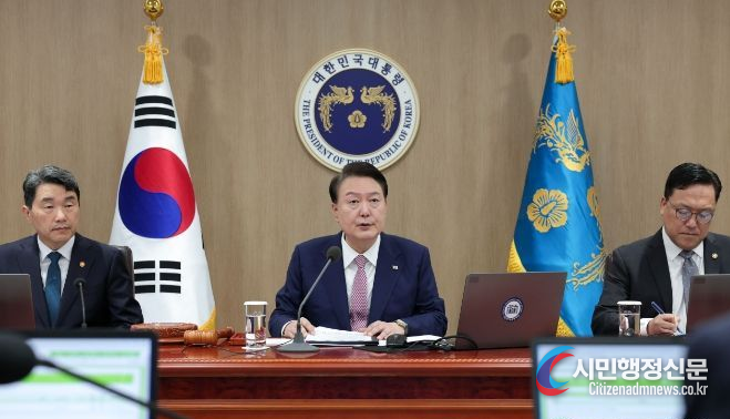 President Yoon Suk-yeol (center) presides over the 42nd cabinet meeting for 2023 on Oct. 10. / Courtesy of the Presidential Office