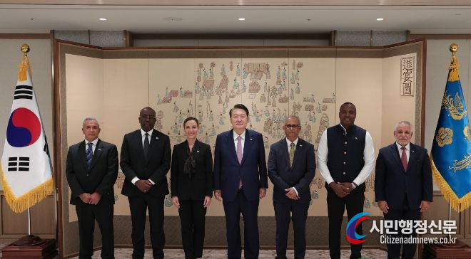 President Yoon Suk-yeol (center) poses for a photo with participants of the Korea-Caribbean High-Level Forum on October 10./ Courtesy of the Presidential Office