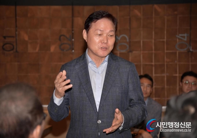 Gyeongnam Governor Park Wan-soo delivers a speech at the 'Korean American-Gyeongnam Businessmen's Meeting' in Orange County, California, U.S.A. on Oct. 9.