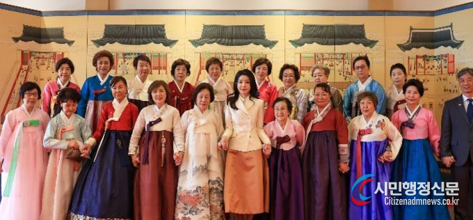 First Lady Kim Keon-hee (center in the front line)) attends a meeting with the Korean Women's Association in Japan at the Presidential Office in Seoul on Oct. 11./ Courtesy of the Office of the President