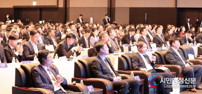 More than 300 representatives from relevant government agencies and enterprises in Shandong and Korean businessmen attend the Shandong-Korea industrial exchange event.