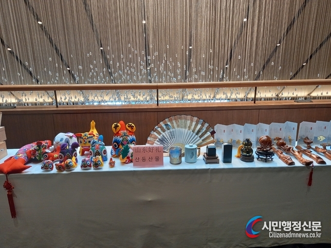 A variety of goods manufactured by Shandong Province are on display in front of the entrance to the 2023 Dialogue – Korea, Shandong industrial cooperation exchange event hall at Hotel Shilla in Seoul on Oct. 13.
