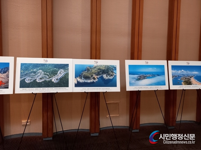  Many pictures depicting the land and beautiful scenery of Shandong Province are displayed at the entrance to the 2023 Dialogue – Korea, Shandong industrial cooperation exchange event hall at Hotel Shilla in Seoul on Oct. 13.