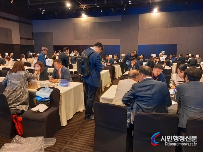 Korean and Shandong businessmen engage in person-to-person business consultations at Hotel Shilla in Seoul on Oct. 13.